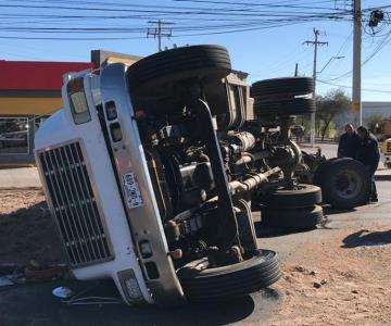 Falla mecánica provoca volcamiento de dompe en bulevar Mazón López