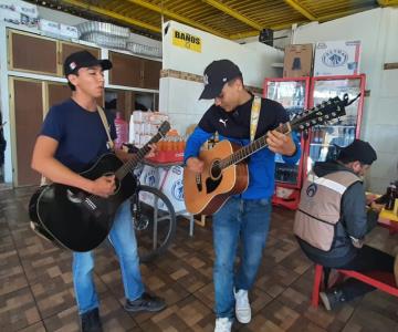 Dueto de jóvenes toca en restaurantes de la ciudad para pagar estudios