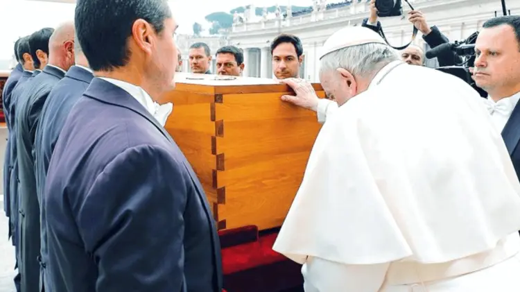 Papa Francisco posa su mano en el ataúd durante el funeral de Benedicto XVI, en la Basílica de San Pedro. (Foto: Especial/EXPRESO)