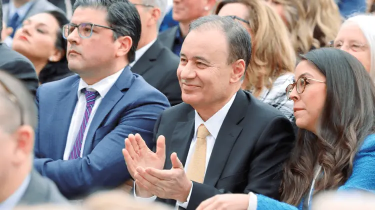 El Ejecutivo sonorense acompañó a la nueva gobernadora de Arizona en su toma de protesta. (Foto: Especial/EXPRESO)