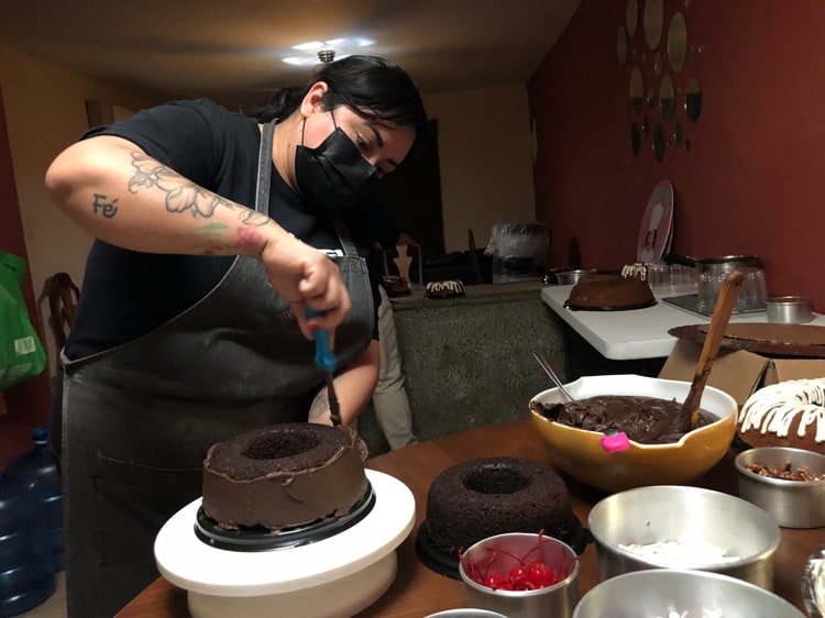 Abuelos le inculcaron el amor por la repostería