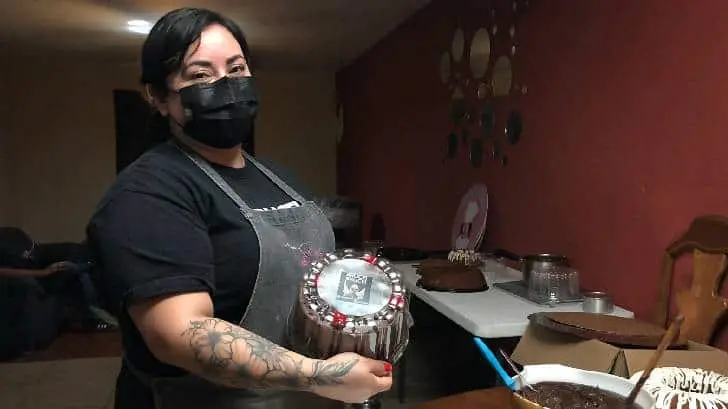 Abuelos le inculcaron el amor por la repostería