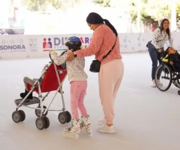Niñas y niños disfrutan de la pista de hielo en Hermosillo