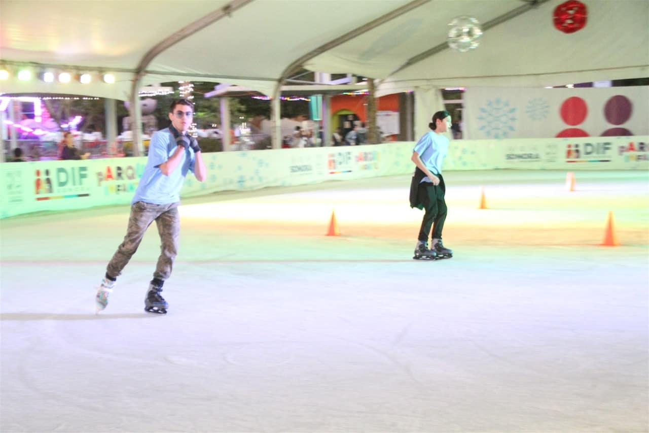 Acuden felices a patinar