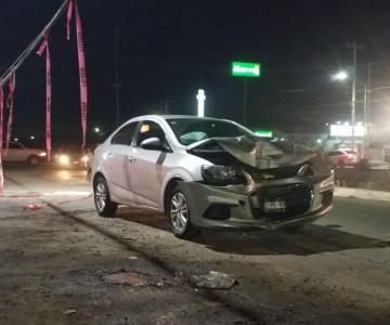 Se queda dormido al volante e impacta contra poste