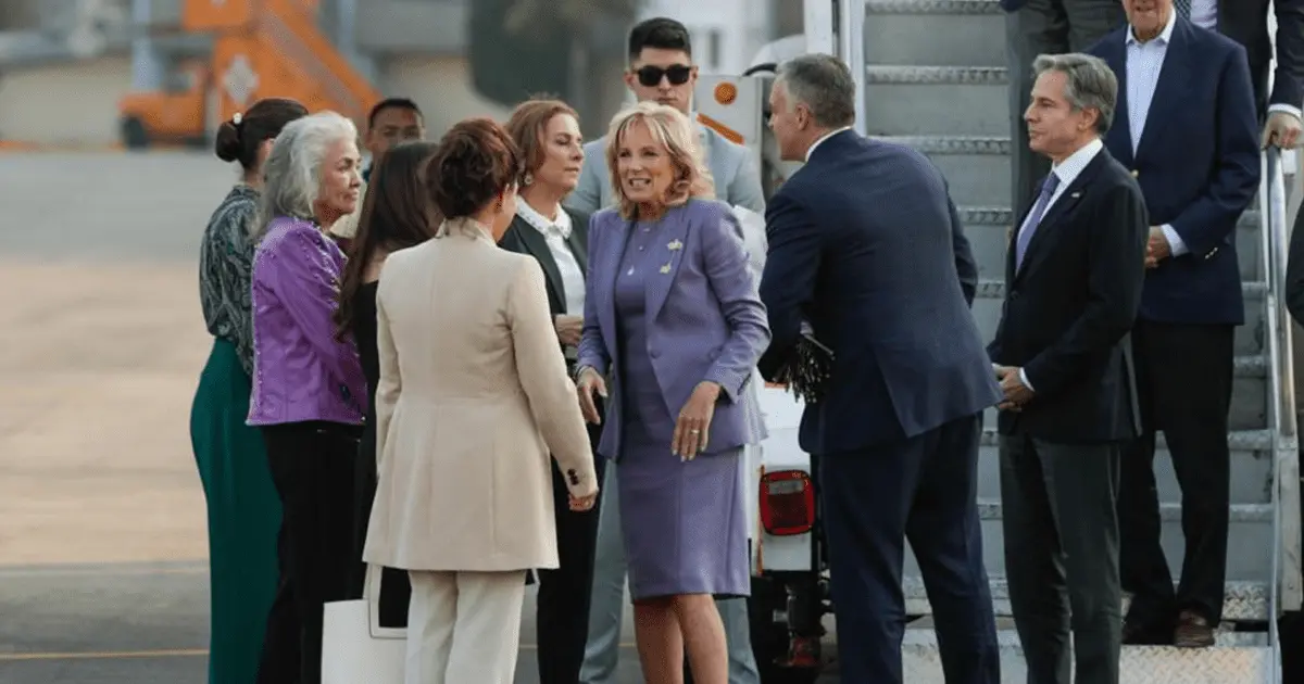 Primera dama de EU, Jill Biden aterriza en el AICM