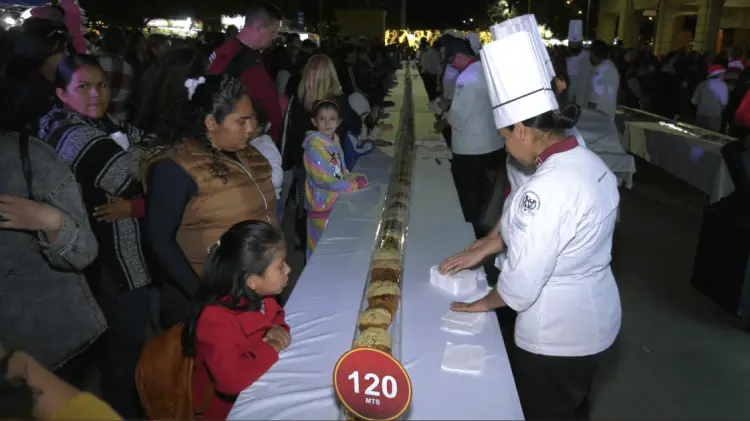La mega rosca de reyes de este año fue de 120 metros. (Foto: Cortesía)