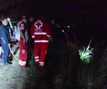 Rescatan a mujer a punto de arrojarse a canal en Ciudad Obregón