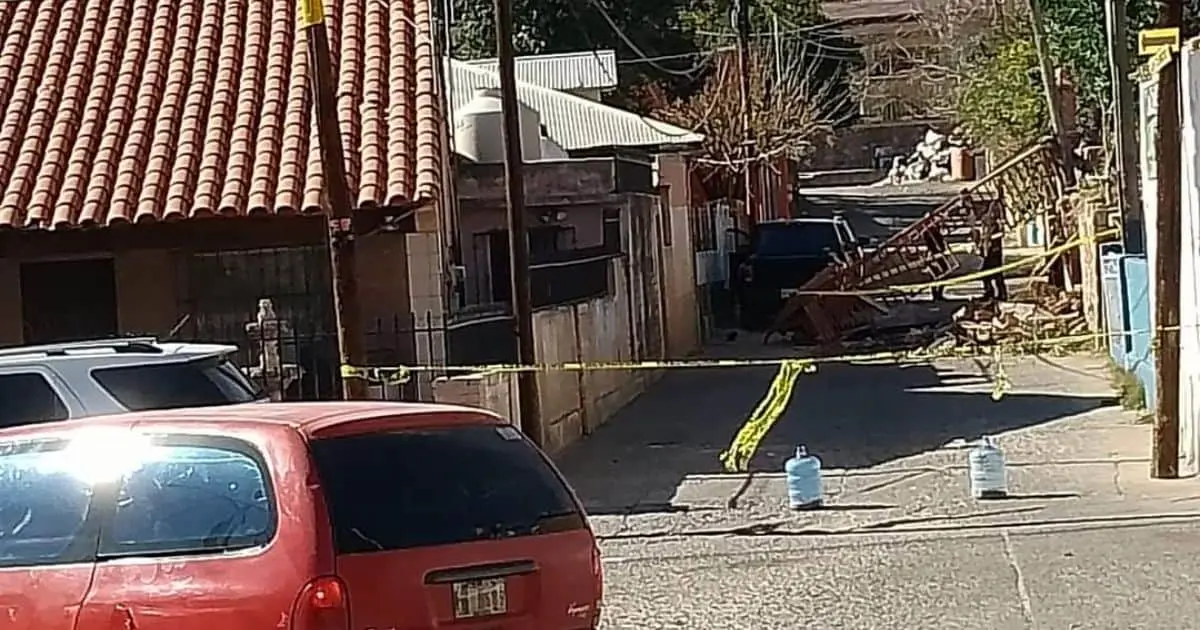 Colapsa vieja vivienda en Nogales y daña poste de luz