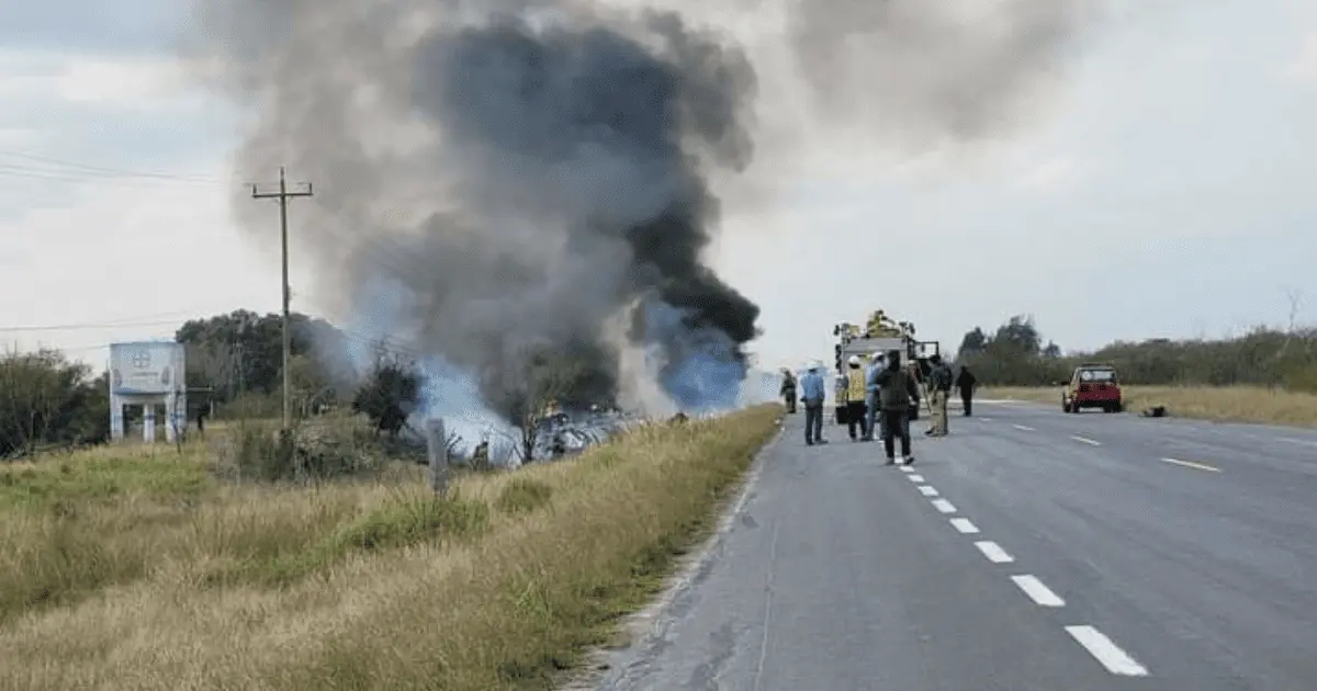 Chofer muere calcinado tras accidente en pipa con antimonio