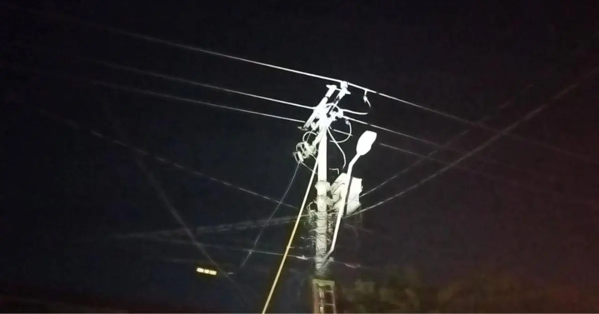 Tráiler deja sin luz a vecinos de la colonia Olivares