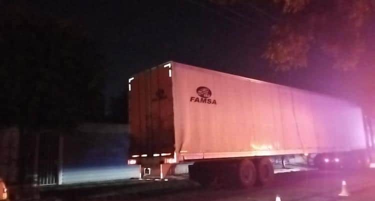 Tráiler deja sin luz a vecinos de la colonia Olivares