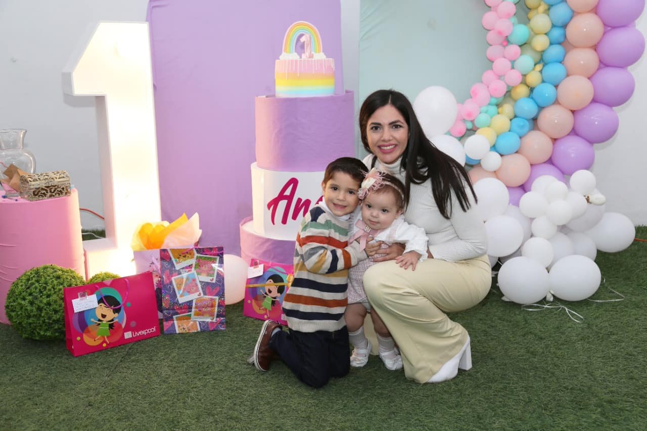 Apaga Angie su primera velita