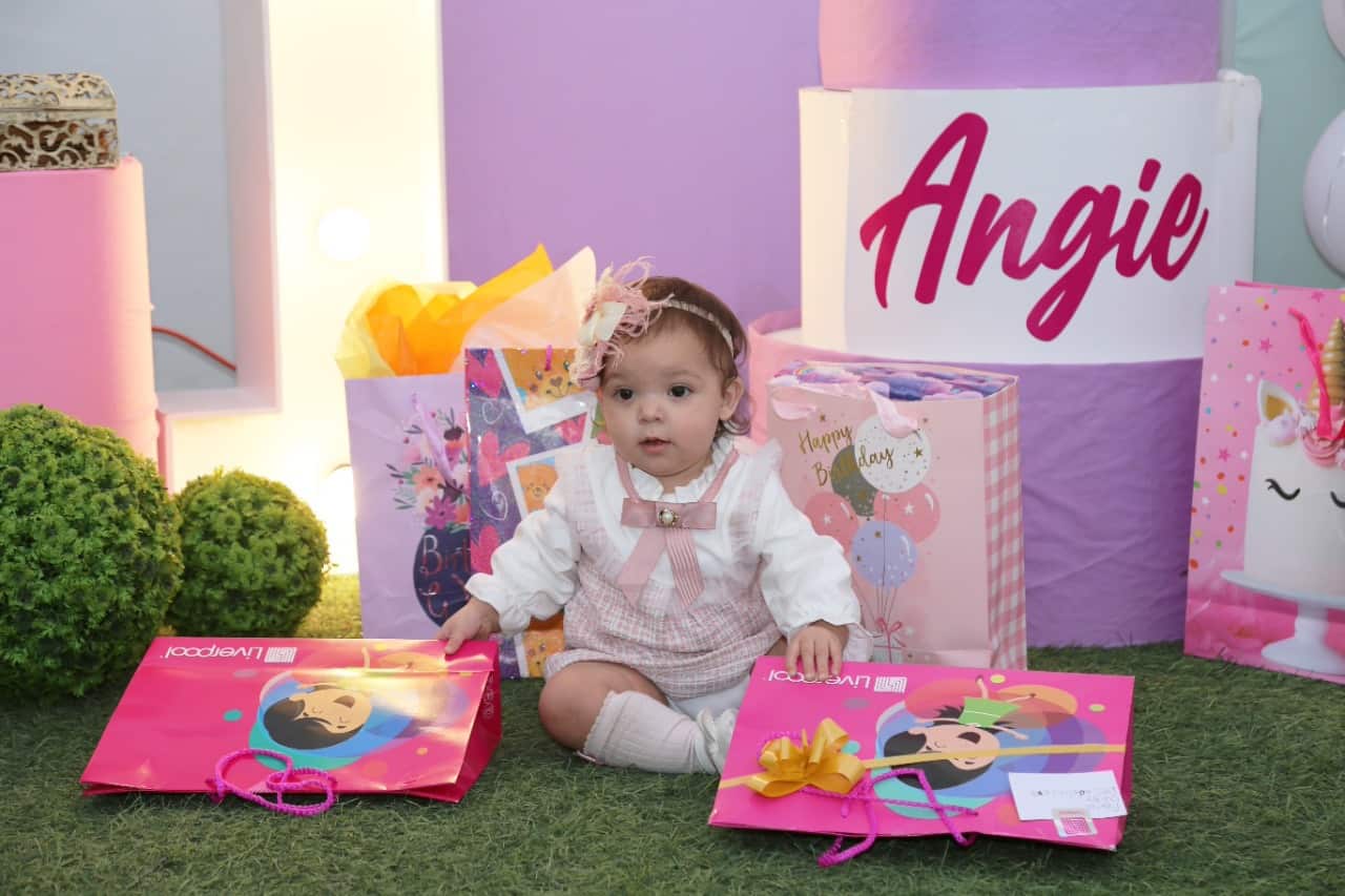 Apaga Angie su primera velita