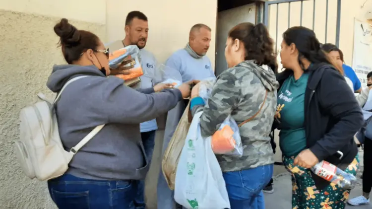 Hasta tres horas de fila para recoger el uniforme gratuito. (Foto: Pablo Reyes/EXPRESO)