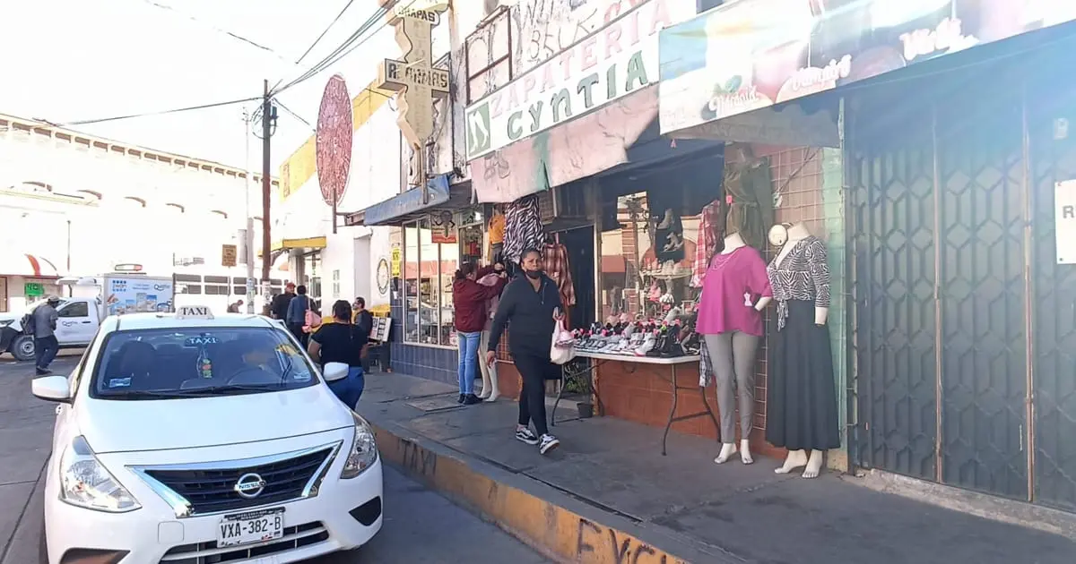 Comerciantes en Guaymas bloquean paso en banquetas con mercancías