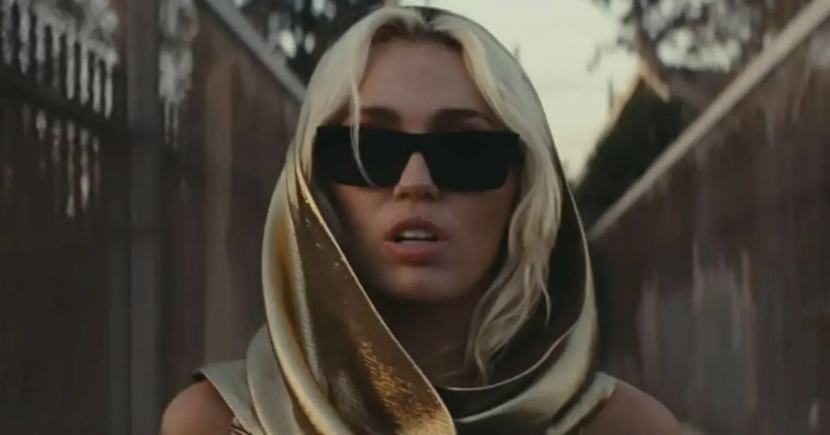 Tras video de Shakira, Miley Cyrus dedica Flowers a Liam Hemsworth