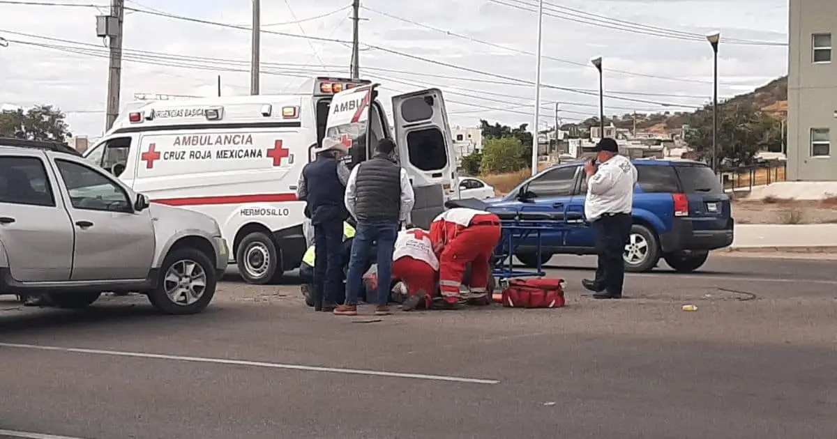 Motociclista termina en el hospital tras chocar con Pick up