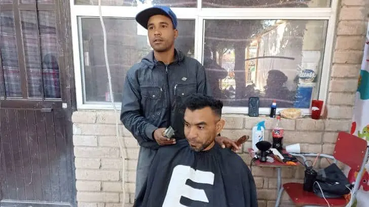 Kelvin cambió los guantes por una rasuradora para ayudar a su familia