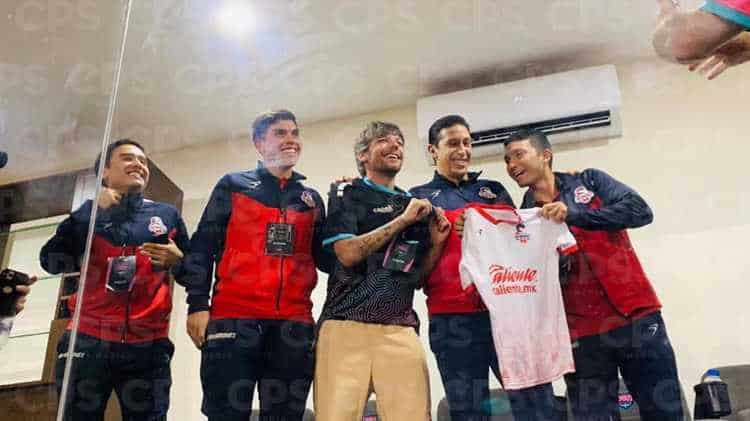 Ex One Direction asiste a partido de Cimarrones de Sonora