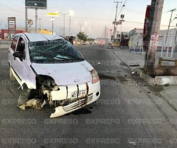 Mujer resulta lesionada en aparatoso accidente al norte de Hermosillo