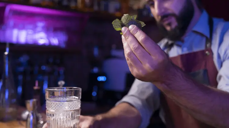 Los jóvenes de entre 18 y 24 años prefieren la coctelería y bebidas con sabores. (Foto: Ilustrativa)