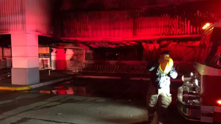 La madrugada de este miércoles se presentó un incendio en el centro de Hermosillo. (Foto: Jesús Ballesteros/EXPRESO)