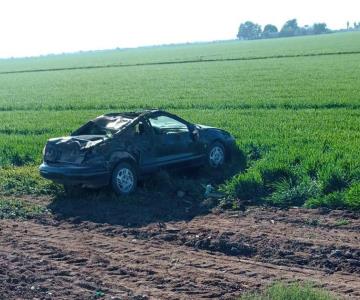 Aparatosa volcadura en carretera deja a mujer lesionada y daños materiales