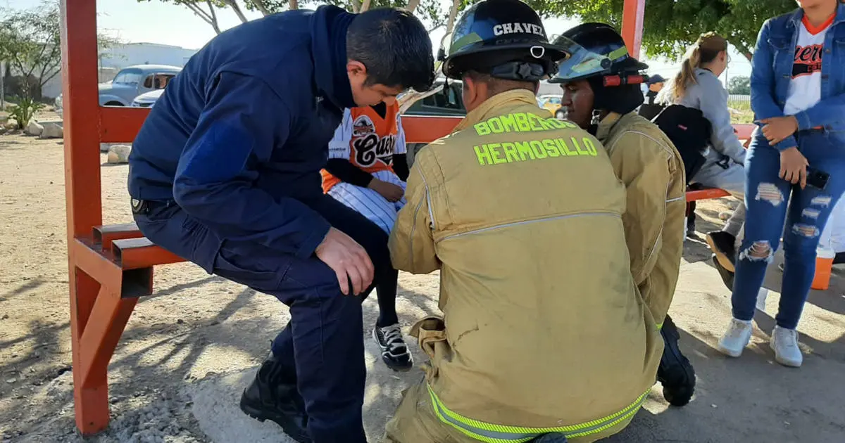 Bomberos auxilian a menor prensado en bancas