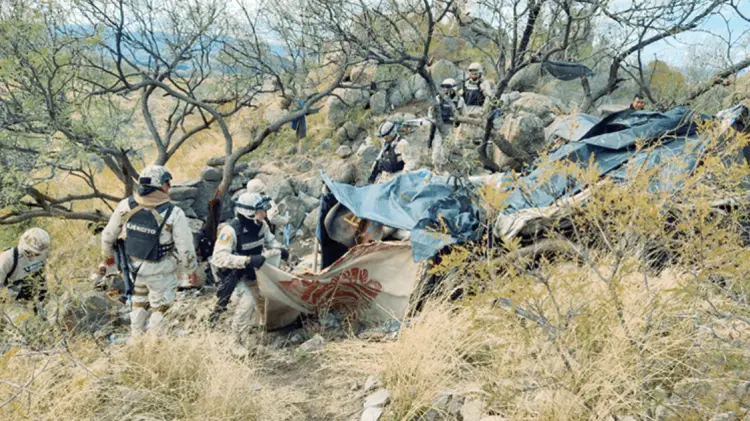 Elementos de Sedena desmantelan uno de los campamentos instalados en el cerro. (Foto: Especial/EXPRESO)