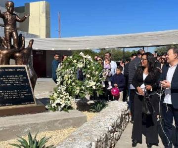 Develan escultura en memoria del niño Ismael Mondragón en el HIES