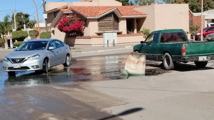 Urgen atender enorme fuga de agua negra en centro de Navojoa