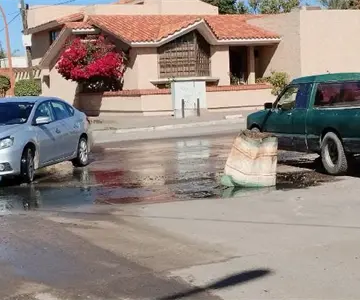 Urgen atender enorme fuga de agua negra en centro de Navojoa