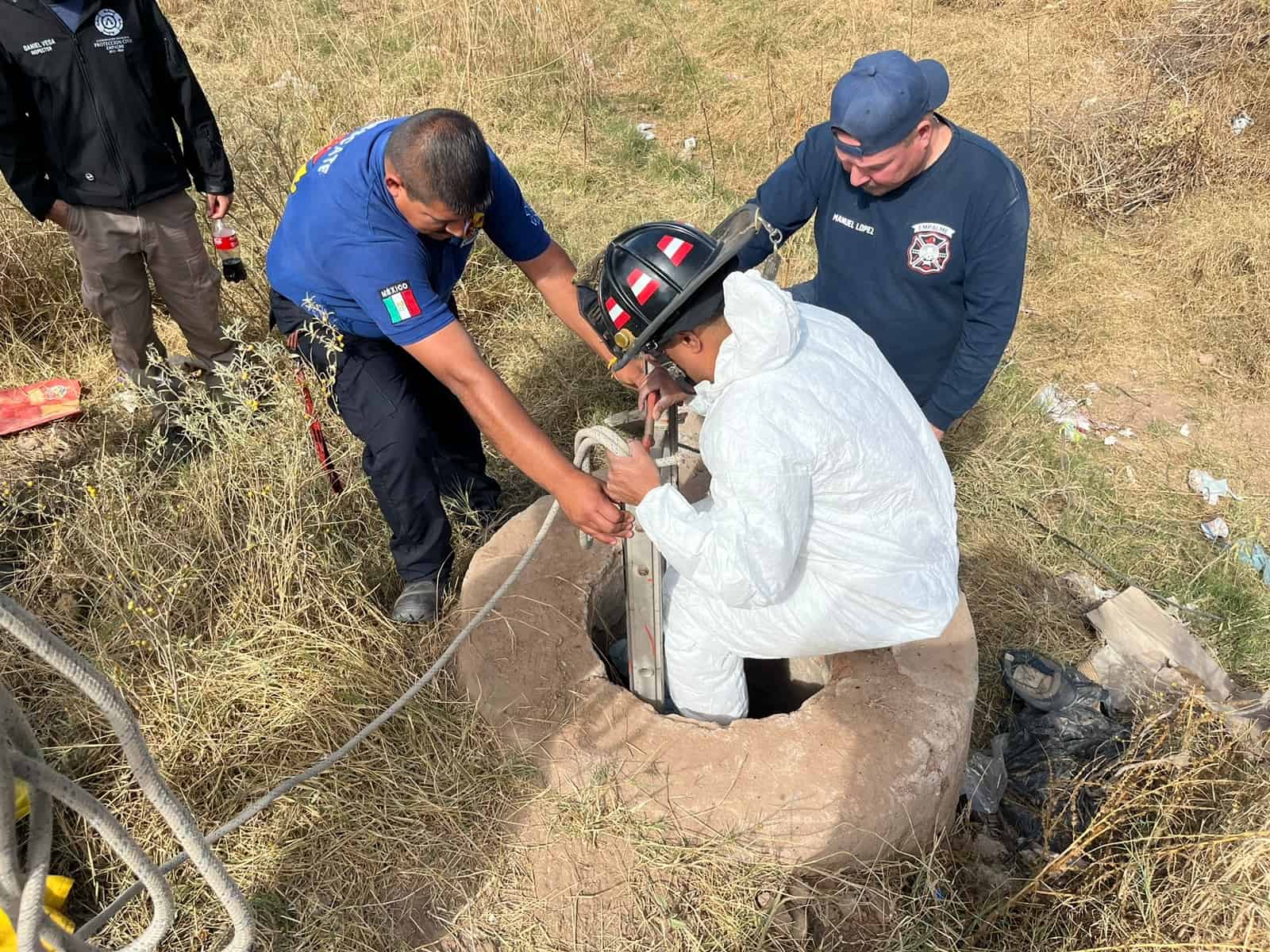 Rescatan perrita que cayó en alcantarilla de 5 metros de profundidad