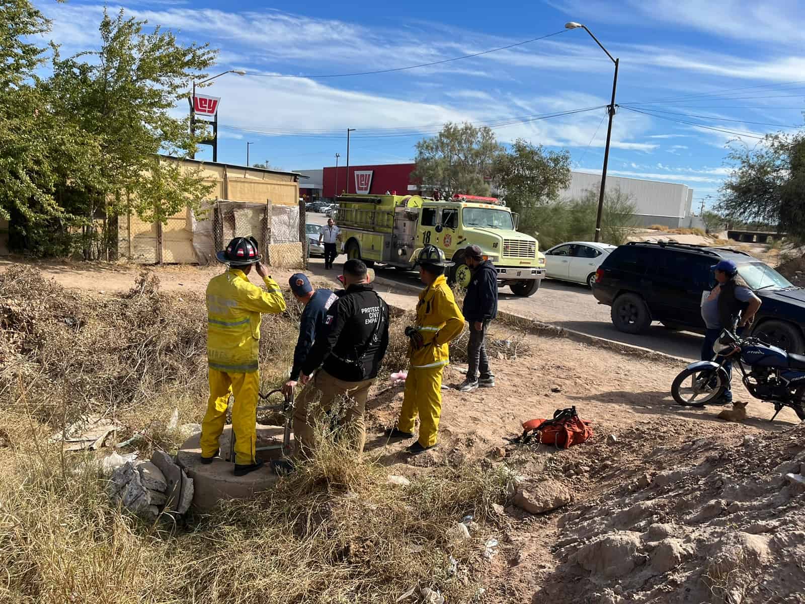 Rescatan perrita que cayó en alcantarilla de 5 metros de profundidad