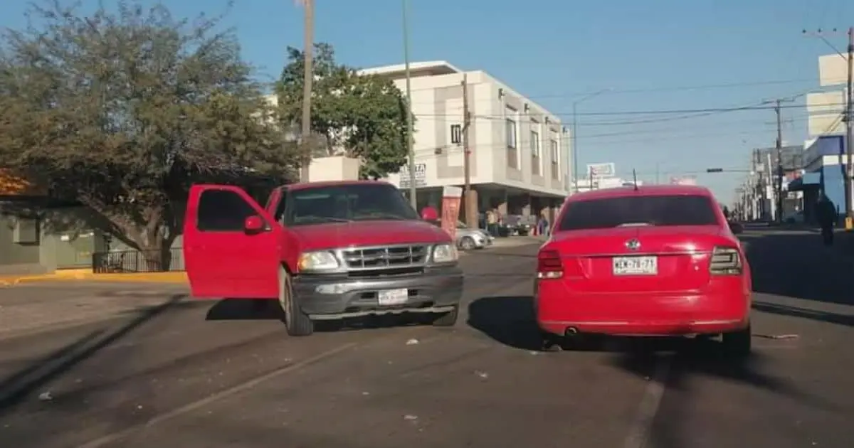 Impactan automóviles en la colonia San Benito