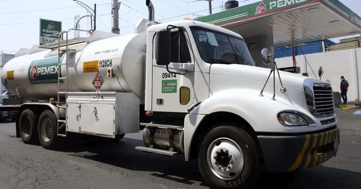 Pemex cierra año con mil pipas de última milla para surtir combustible
