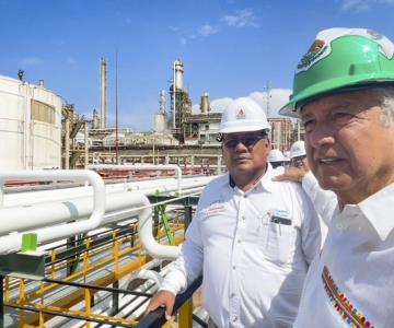 Lamenta AMLO no haber comprado tres refinerías en EU