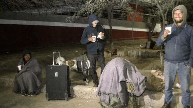 También se entregó chocolate caliente y cobijas a quien lo necesita. (Foto: Jorge Flores/EXPRESO)