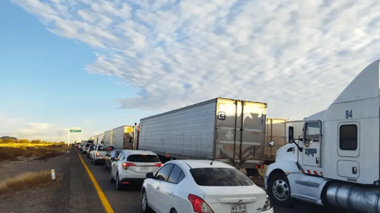 Las filas para pasar por el retén de Querobabi son una queja constante de automovilistas. (Foto: Tomada de redes)