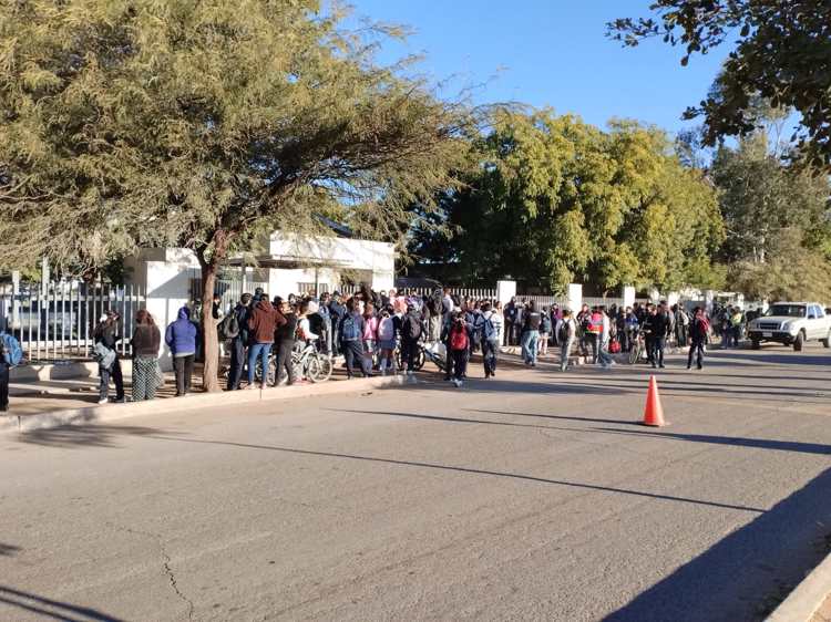 Padres de familia toman Secundaria 29 por falta de docentes