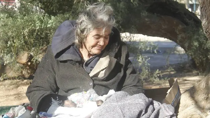 Trasladan a María a albergue; se resguardaba del frío en un árbol