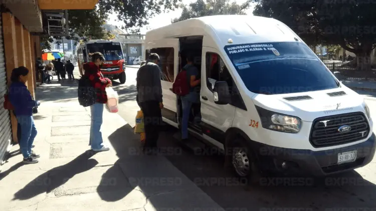 Las unidades tipo van salen desde las inmediaciones del Jardín Juárez. (Foto: Germán Contreras/EXPRESO)