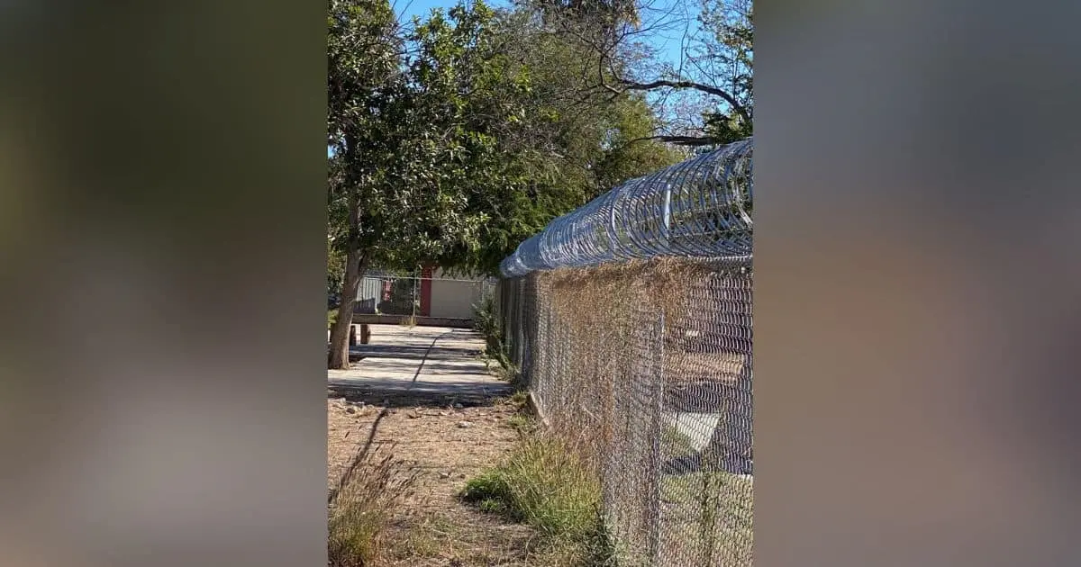 Exigen padres de familia en Navojoa retirar alambre de púas en primaria