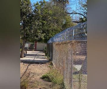 Exigen padres de familia en Navojoa retirar alambre de púas en primaria