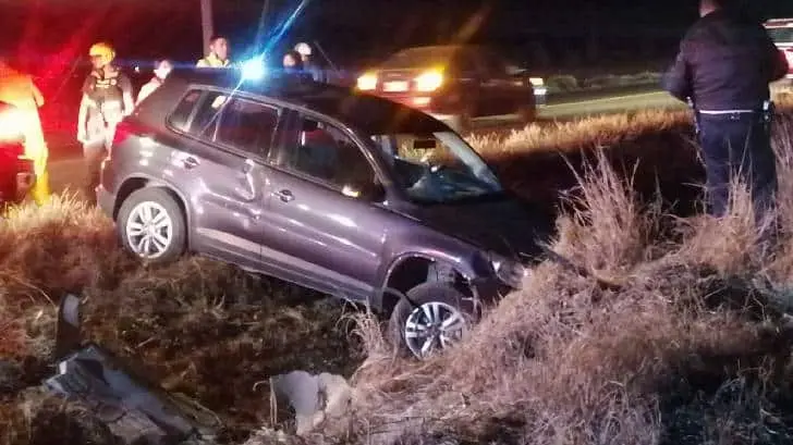 Cae vehículo a canal de riego agrícola en carretera Navojoa-Huatabampo