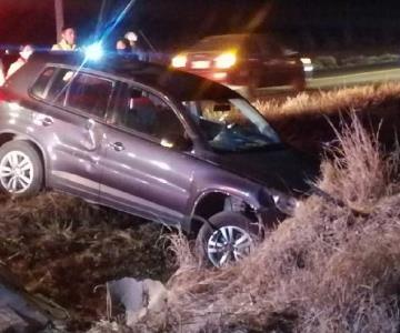 Cae vehículo a canal de riego agrícola en carretera Navojoa-Huatabampo