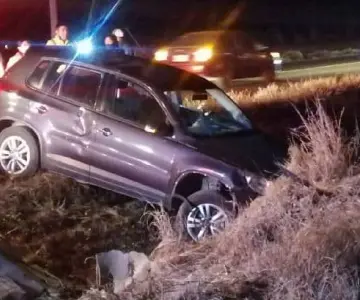 Cae vehículo a canal de riego agrícola en carretera Navojoa-Huatabampo