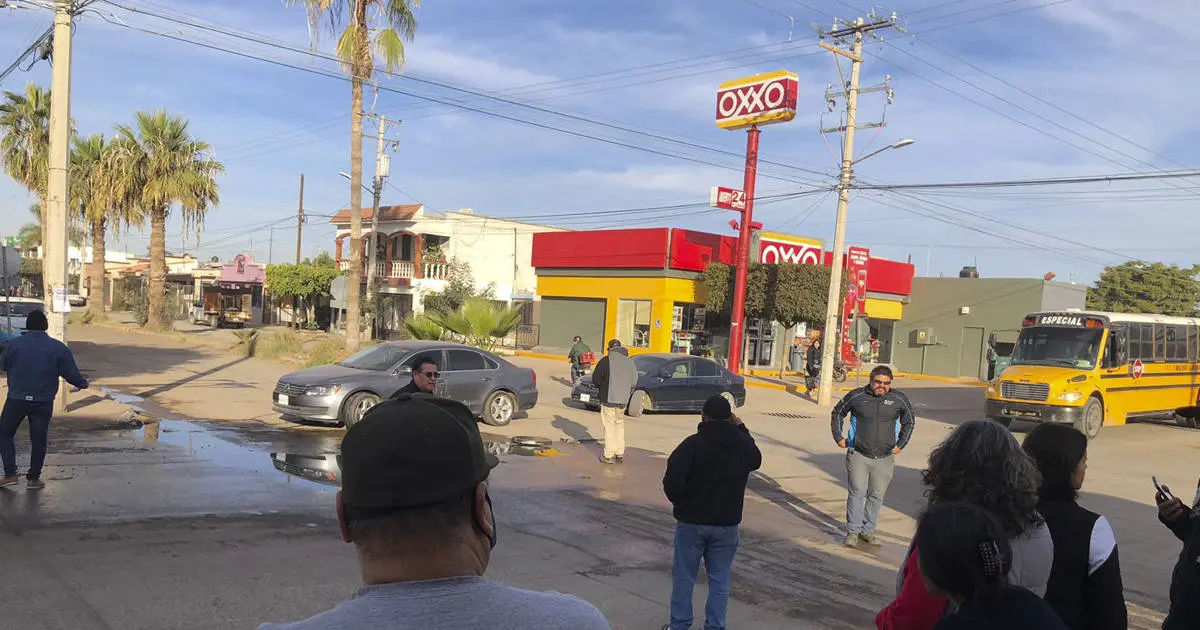 Vecinos de Valle Dorado cierran cruce para exigir reparación de drenaje