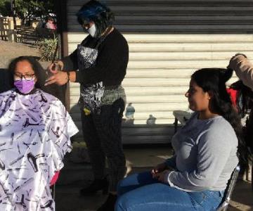 Cortan cabello para fabricar pelucas para donar a niños con cáncer